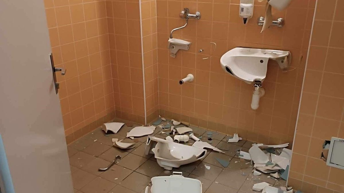 Zuřivec zdemoloval záchody na urgentním příjmu nemocnice v Pelhřimově